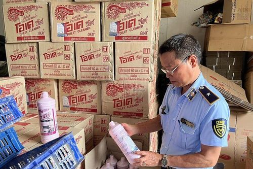 QLTT Hà Nội: Đột kích một cơ sở kinh doanh nước tẩy Toilet có dấu hiệu giả mạo nhãn hiệu Okay