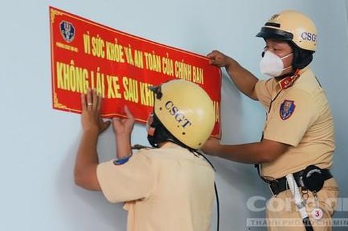 CSGT TPHCM đến từng nhà hàng tuyên truyền đã uống rượu bia không lái xe
