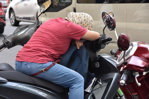 TP HCM: Phụ huynh đội nắng, ngủ gục chờ con thi môn Toán