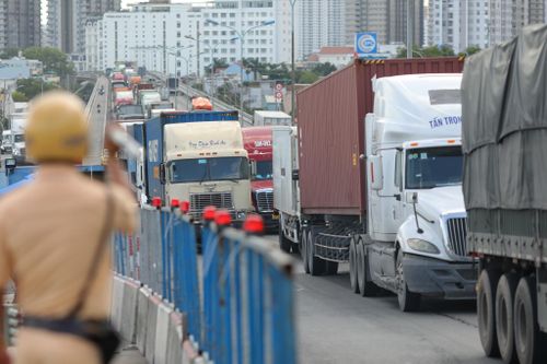 Xe tải, container ùn ứ cả cây số khi qua cầu Phú Mỹ
