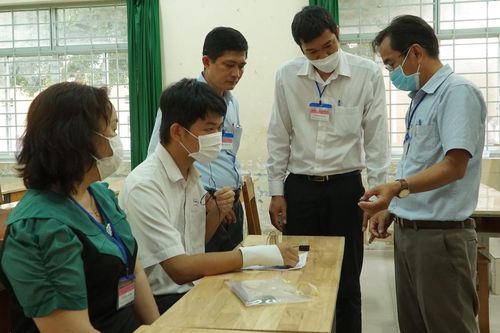Thí sinh ngồi phòng riêng, được giáo viên viết bài hộ