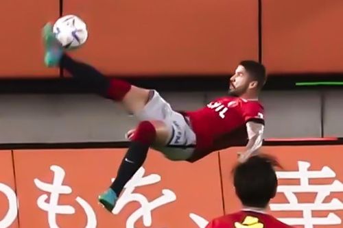 Cú móc bóng khiến đội của Văn Lâm rơi chiến thắng