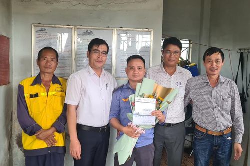 Khen ngợi nhân viên đường sắt dũng cảm cứu người