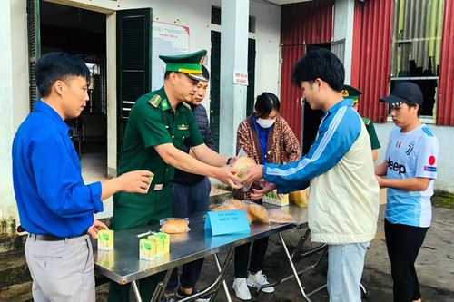 Bộ đội Biên phòng Lai Châu hỗ trợ học sinh có hoàn cảnh khó khăn trong mùa thi tốt nghiệp