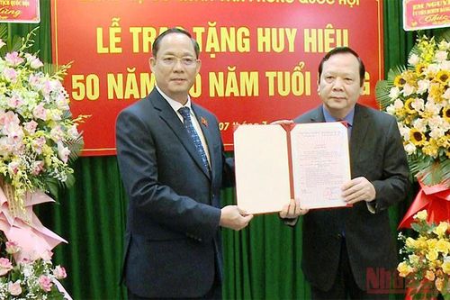 Trao huy hiệu Đảng cho Thượng tướng, nguyên Phó Chủ tịch Quốc hội Huỳnh Ngọc Sơn
