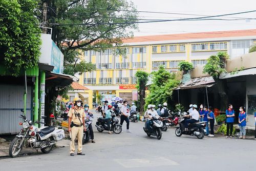 CSGT dùng xe đặc chủng hỗ trợ thí sinh bị hỏng xe đến điểm thi kịp giờ thi
