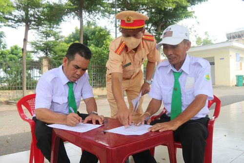 CSGT Bình Thuận tuyên truyền chủ quán nhậu cam kết nhắc nhở khách hàng 'Đã uống rượu bia - Không lái xe'