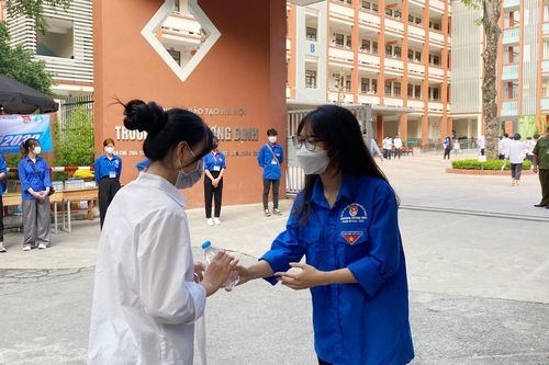 'Hai màu áo xanh' nhiệt tình hỗ trợ thí sinh trước giờ thi THPT