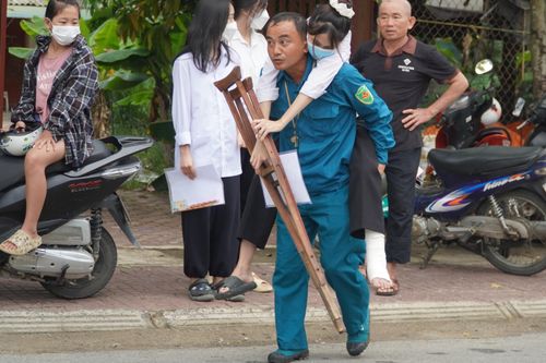 Xúc động hình ảnh nữ sinh đi thi trên lưng bố