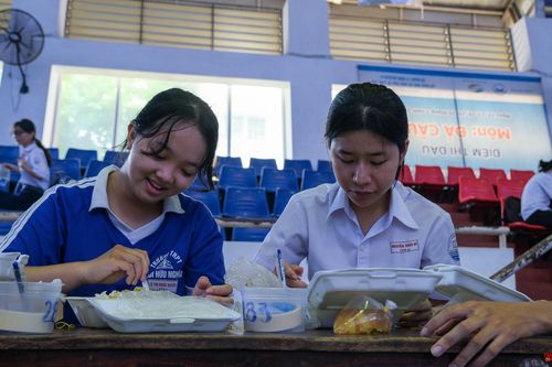 Thầy trò hạnh phúc với những suất cơm trưa tiếp sức ngày thi