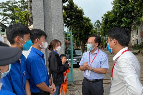 Thứ trưởng Hoàng Minh Sơn thăm hỏi lực lượng tình nguyện viên Bình Phước