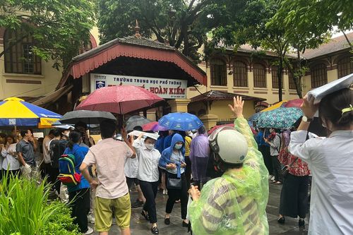 Muôn kiểu đón thí sinh ra khỏi trường thi giữa cơn mưa