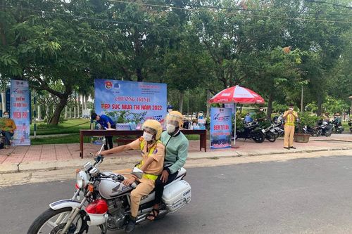 Xúc động hình ảnh cảnh sát giao thông hỗ trợ thí sinh bị hỏng xe