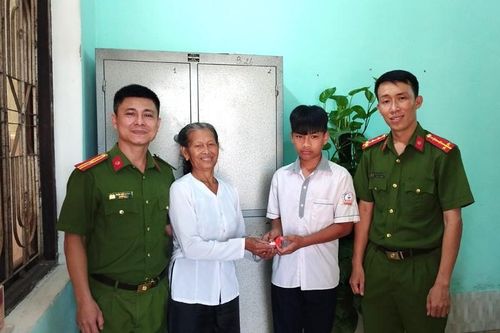 Nam sinh trả lại 2 chiếc nhẫn vàng nhặt được