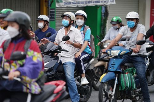 TPHCM: Lo trễ giờ, kẹt xe nhiều phụ huynh phi cả lên vỉa hè đưa con đi thi