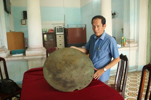 Cào lưới trên sông Hậu, ngư dân phát hiện mặt trống đồng gần 2.300 năm tuổi
