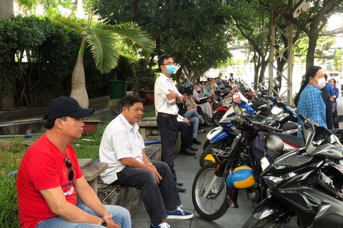 Bố mẹ 'bỏ việc' đưa con đi thi tốt nghiệp THPT