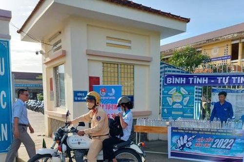 CSGT dùng xe đặc chủng chạy hơn 8km đưa nữ thí sinh đến điểm thi