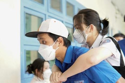 Hình ảnh ấm áp mùa thi THPT 2022: Tình nguyện viên cõng thí sinh đến điểm thi