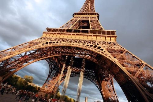 Tháp Eiffel xuống cấp tới mức khiến 'cha đẻ đau tim'