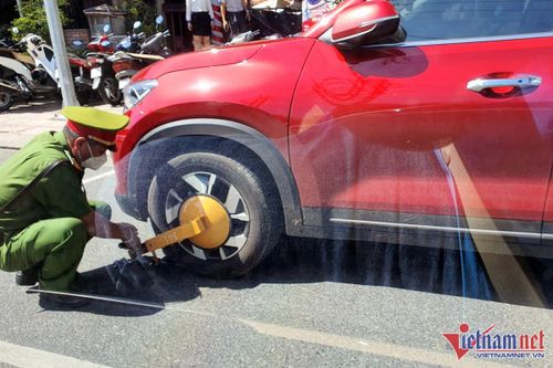 Cẩu xe về bãi chi phí cao, Công an Nha Trang khóa bánh xe đỗ sai quy định