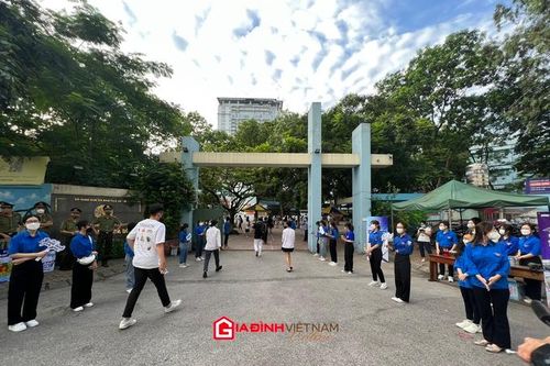 Ngày đầu thi tốt nghiệp THPT tại TP. Hà Nội: Thí sinh được hỗ trợ đến điểm thi an toàn, đúng giờ