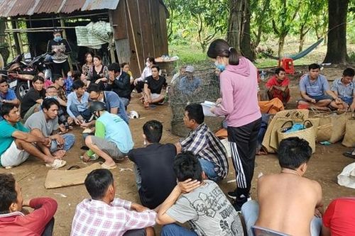 Triệt xóa tụ điểm đánh bạc trong vườn xoài, bắt giữ 40 đối tượng