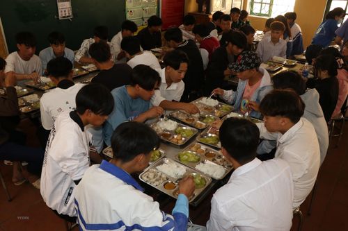 Những suất cơm miễn phí hỗ trợ thí sinh ở huyện vùng cao Mù Cang Chải