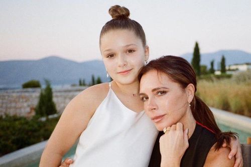 Victoria Beckham mặc váy ngắn đi hát bị con gái chê không thể chấp nhận