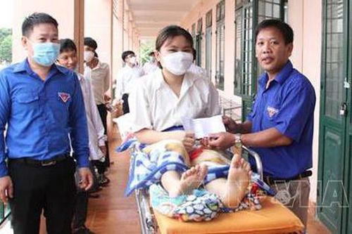 Thí sinh phải nằm cáng, truyền nước khi đi thi tốt nghiệp THPT