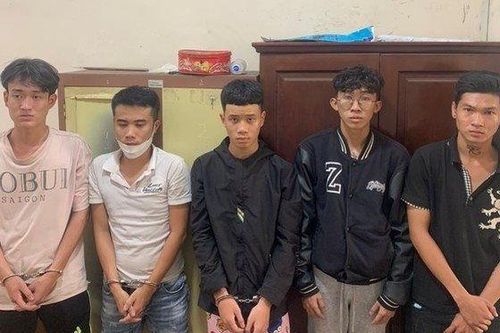 Khởi tố nhóm thanh niên trộm xe của người gặp nạn trên đường