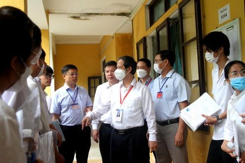Bộ trưởng Nguyễn Kim Sơn trực tiếp kiểm tra điểm thi tại Thừa Thiên-Huế