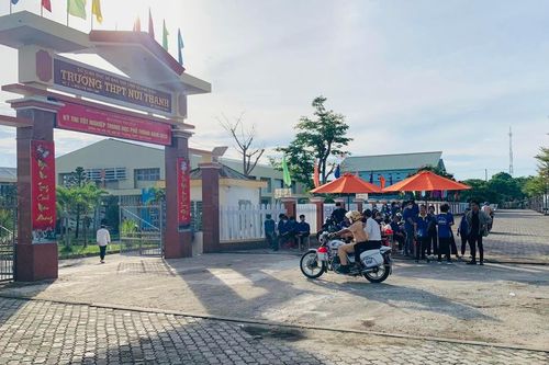 Quảng Nam: CSGT chở thí sinh gặp sự cố đến điểm thi kịp thời
