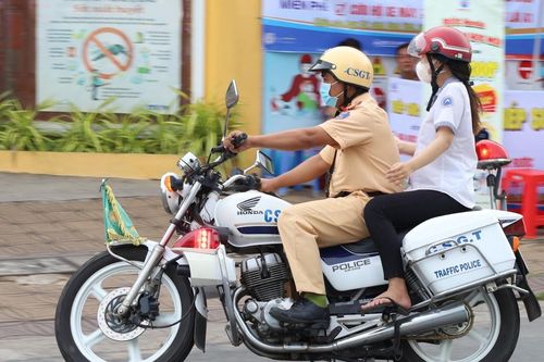 Thiếu tá CSGT dùng xe đặc chủng chở nữ sinh về nhà lấy giấy báo dự thi