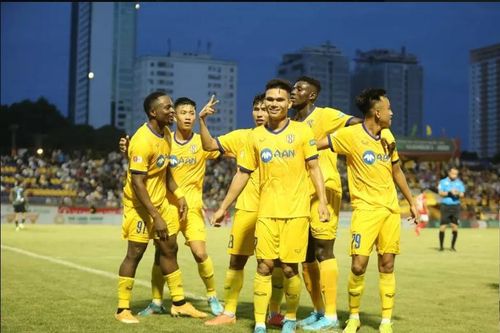Chơi thiếu người, Sông Lam Nghệ An vẫn thắng Câu lạc bộ TP Hồ Chí Minh