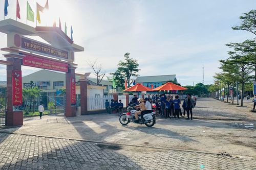 Bị thủng lốp xe trên đường đi thi, thí sinh được CSGT lái xe đặc chủng chở đến trường thi