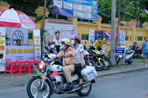 Công an dùng xe đặc chủng hỗ trợ thí sinh