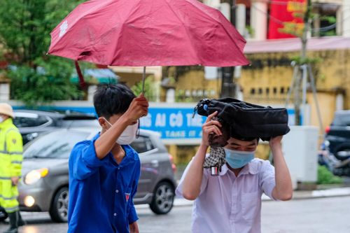 Xúc động hình ảnh tình nguyện viên, phụ huynh dưới mưa 'tiếp sức' thí sinh