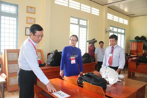 Thứ trưởng Nguyễn Văn Phúc kiểm tra thi tại tỉnh Vĩnh Long