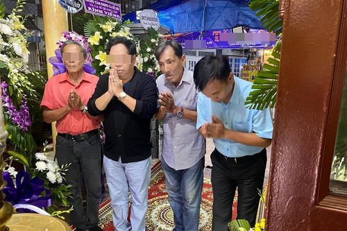 Thương Tín thần sắc ngày càng nhợt nhạt, hom hem