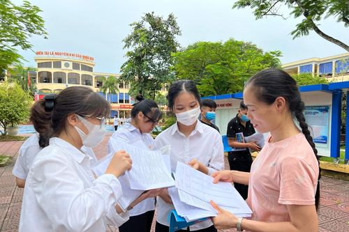 Xúc động hình ảnh cô giáo chủ nhiệm ngóng trò ngoài cổng trường thi
