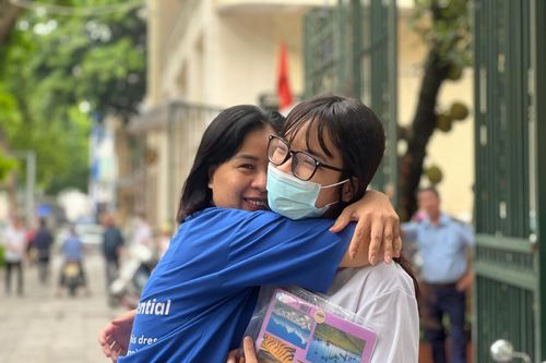 Những khoảnh khắc bố mẹ 'tiếp lửa' cực ngọt ngào cho các sĩ tử 2K4