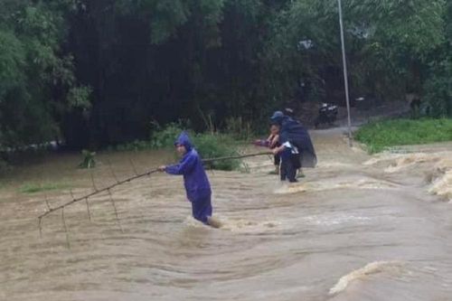 Tuyên Quang: Mưa lũ lớn, thí sinh được đoàn viên, thanh niên cõng tới trường thi