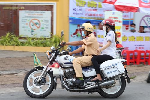 Quên giấy báo dự thi, thí sinh được CSGT vượt hơn 10 km đưa về nhà lấy kịp giờ thi