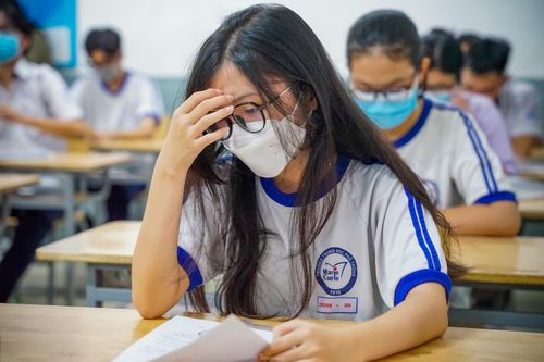 Phụ huynh lót dạ bánh mì, nhẫn nại đội nắng chờ thí sinh vượt vũ môn
