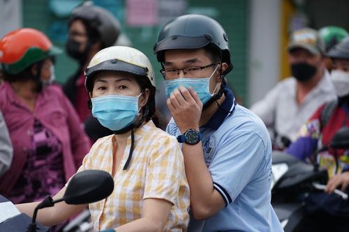 TPHCM: CSGT phân luồng, phát nước tận tình hỗ trợ thí sinh vượt vũ môn