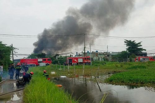 Xưởng nhựa vùng ven TPHCM bất ngờ bốc cháy dữ dội