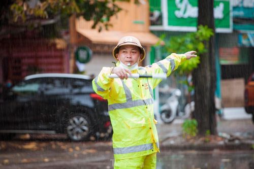 Hình ảnh đẹp người công an nhân dân trong mùa thi 2022