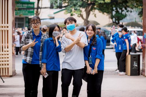 Nụ cười tỏa nắng của các tình nguyện viên tiếp sức mùa thi 2022