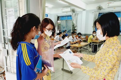 TPHCM: Đình chỉ 6 thí sinh vì mang điện thoại vào phòng thi